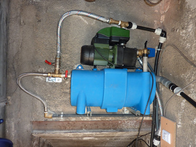 Installation d'un gestionnaire d'eaux pluviales permettant d'utiliser l'eau stockée dans une cuve pour l'alimentation d'un arrosage intégré. - Travaux réalisés